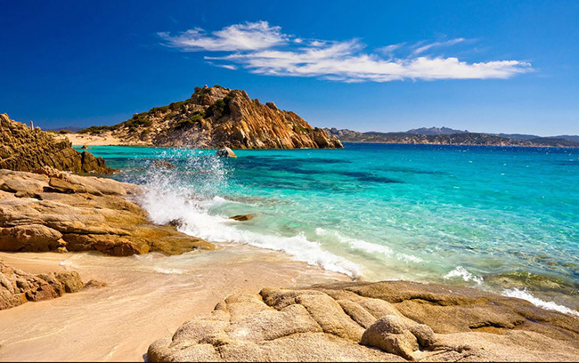 Đảo Patmos: Vẻ đẹp rực rỡ và lãng mạn của hòn đảo này đã biến nơi đây thành địa điểm nổi tiếng cho các cặp đôi. Những ngọn núi cao vút và làn nước trong vắt màu xanh ngọc trở thành điểm nhấn của Patmos.