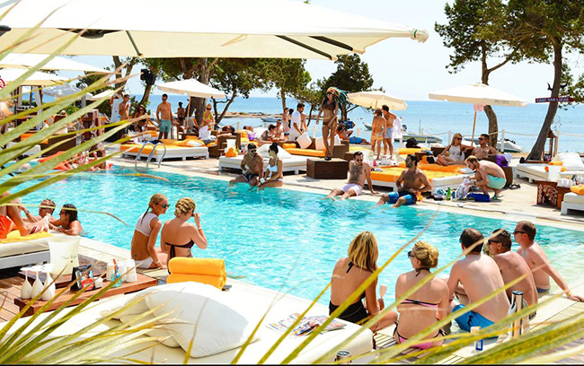 Đảo Ibiza: Không có hòn đảo Địa Trung Hải nào có thể cạnh tranh với sự đa dạng và năng lượng của cuộc sống về đêm ở Ibiza. Bến cảng ở Khu Phố Cổ Ibiza luôn tưng bừng với các quán bar và nhà hàng.