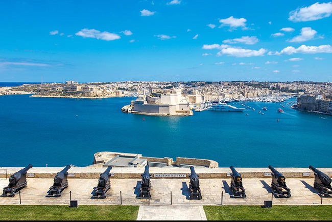 Đảo Malta: Với 300 ngày nắng mỗi năm, các bãi biển ở đảo Malta&nbsp; trở thành một trong những điểm thu hút du khách hàng đầu với mật độ các điểm tham quan lịch sử vô cùng nhiều.
