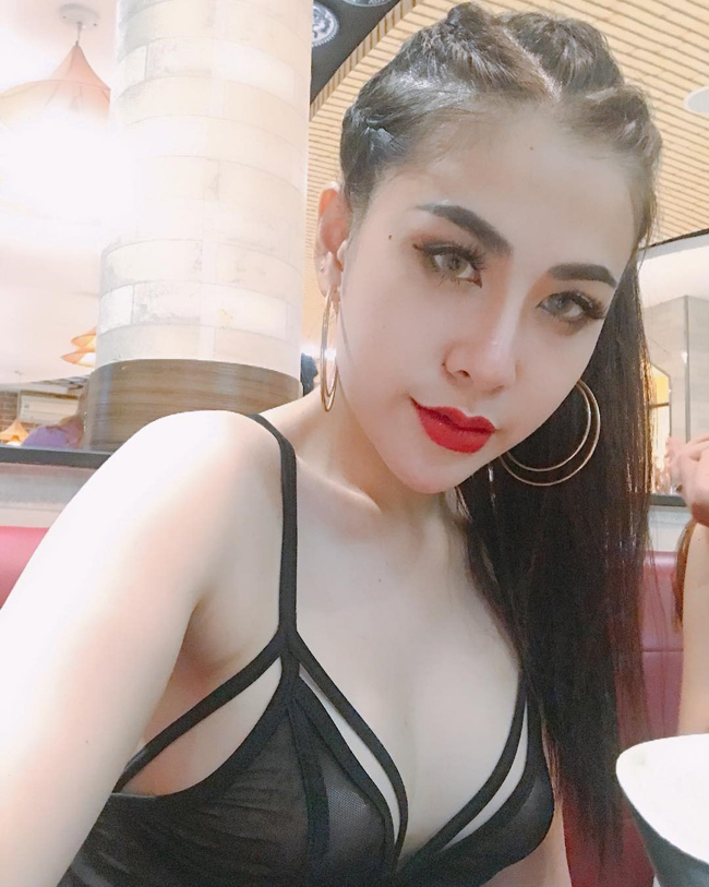 Tuy vậy, khi lên năm 3 đại học, cô đến dạy thay một giáo viên nghỉ ốm cho trung tâm Anh Văn của bạn thân.&nbsp;