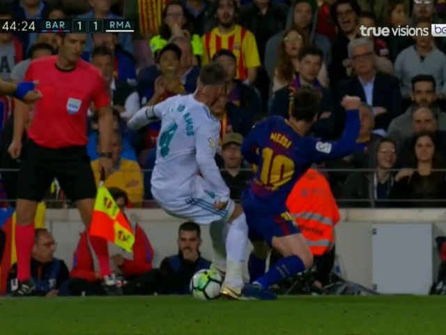 Ramos rủ Marcelo ”chơi chiêu”: Messi & Suarez ôm hận, thẻ đỏ cay đắng