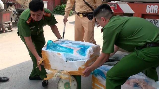 Cận cảnh tiêu hủy hơn 11 tấn nầm lợn bẩn chuẩn bị lên bàn ăn - 4