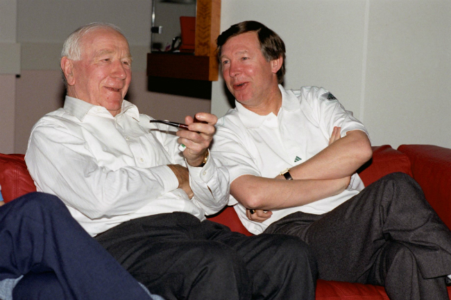 Alex Ferguson ngồi trao đổi với HLV huyền thoại của MU – Sir Matt Busby (người từng dẫn dắt “Quỷ đỏ” vô địch cúp C1 năm 1968) ở Rotterdam năm 1991.
