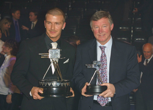 David Beckham và người thầy yêu quý nhận giải thưởng Cầu thủ và HLV xuất sắc nhất năm của Vương quốc Anh do hãng thông tấn BBC trao tặng.
