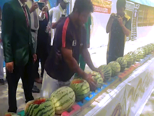 Dùng đầu đập vỡ 51 quả dưa hấu trong vòng 1 phút