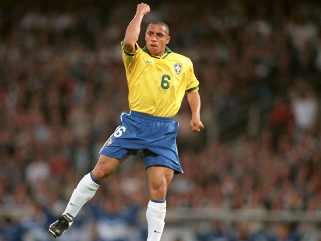 Siêu "dị nhân" World Cup: Ông bố 9 con Roberto Carlos & vòng đùi ngoài hành tinh