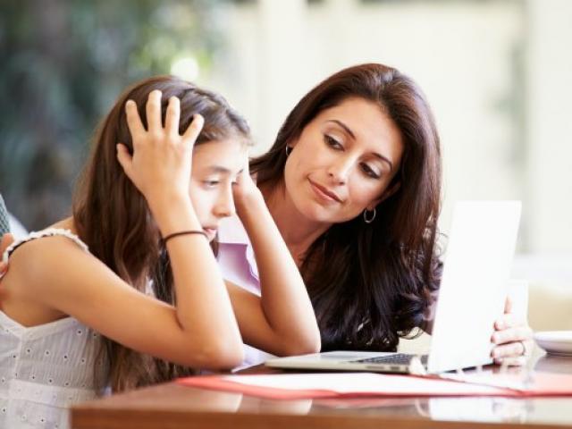 Sức khỏe đời sống - Mách chị em điều cần nói với con gái về lần "đèn đỏ" đầu tiên để bé không hốt hoảng