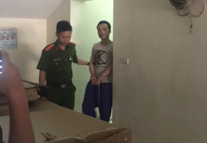 Hai tử tù Thọ &#34;sứt&#34;, Nguyễn Văn Tình bị còng tay, xích chân đưa tới tòa - 2