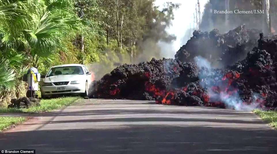 Cận cảnh dung nham nóng chảy đổ ra đường, nhấn chìm xe hơi ở Hawaii - 1