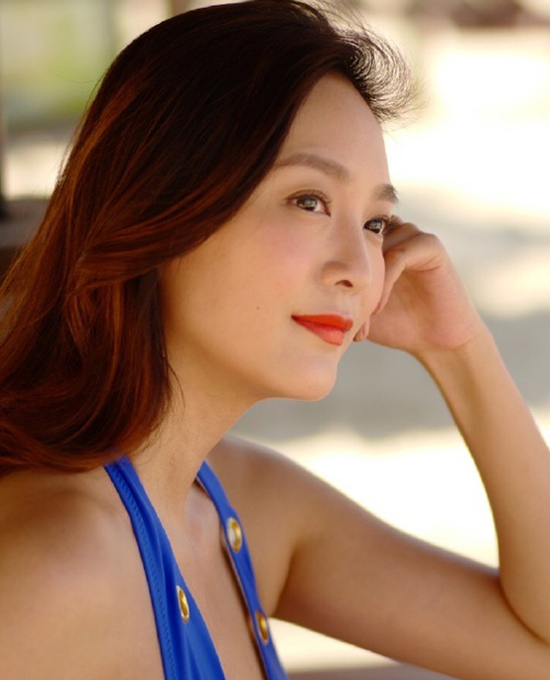 Á hậu châu Á mặc bikini dạo chơi Đà Nẵng - 4