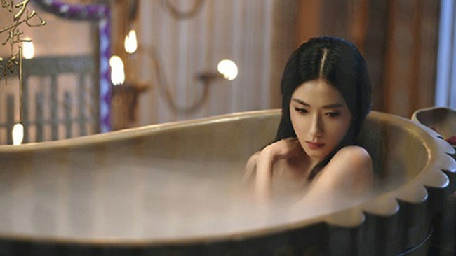 Trong phim, Vạn Thiến thể hiện hình ảnh hoàng hậu lạnh lùng, tâm cơ, nhưng có nỗi niềm yêu Hán thất mãnh liệt và mối tư tình kín đáo, sâu sắc với Lưu Bình (Mã Thiên Vũ).