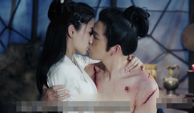 Những cảnh quay âu yếm bạn diễn Chung Hán Lương của cô đào 8X khiến nhiều khán giả đỏ mặt vì quá nóng.