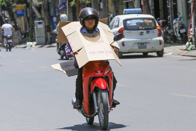 Trời nắng thế này ra đường phải mặc &#34;giáp&#34;.