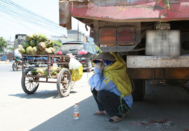 Tranh thủ ngồi đây tránh nắng tí đã.