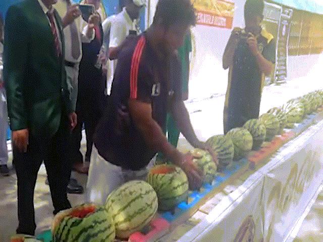 Phi thường - kỳ quặc - Dùng đầu đập vỡ 51 quả dưa hấu trong vòng 1 phút