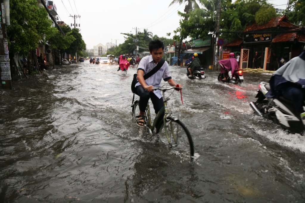 Mưa 1 giờ, hàng loạt tuyến đường ở Sài Gòn đã thành “sông” - 9