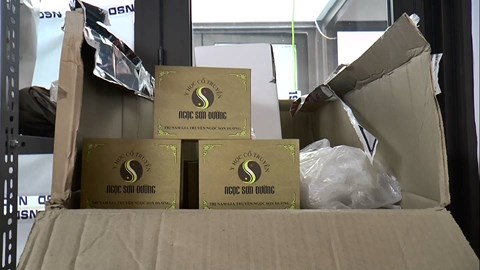 Hàng nghìn chai serum, mỹ phẩm không rõ xuất xứ bơm hút đóng gói để bán hàng online - 1