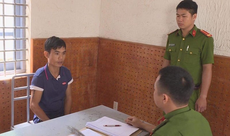 Nghe vợ bị đánh, chồng cầm dao đi trả thù - 1