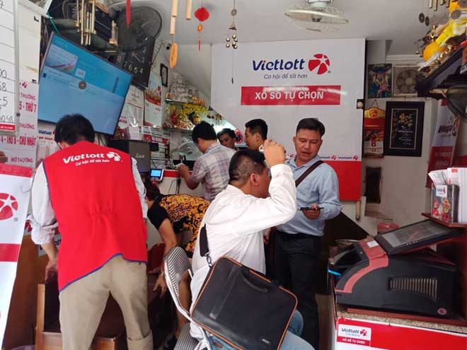 Nườm nượp đến mua vé cầu may tại đại lí Vietlott bán vé trúng gần 304 tỉ đồng - 2