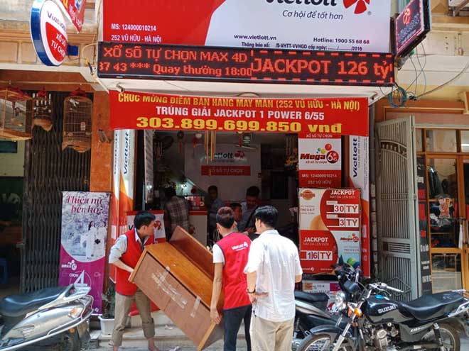 Nườm nượp đến mua vé cầu may tại đại lí Vietlott bán vé trúng gần 304 tỉ đồng - 3