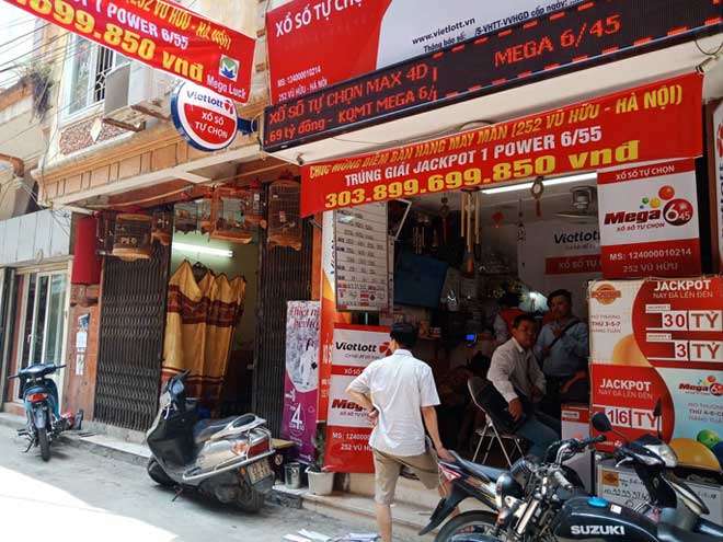 Nườm nượp đến mua vé cầu may tại đại lí Vietlott bán vé trúng gần 304 tỉ đồng - 4