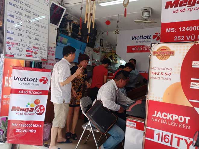 Nườm nượp đến mua vé cầu may tại đại lí Vietlott bán vé trúng gần 304 tỉ đồng - 5