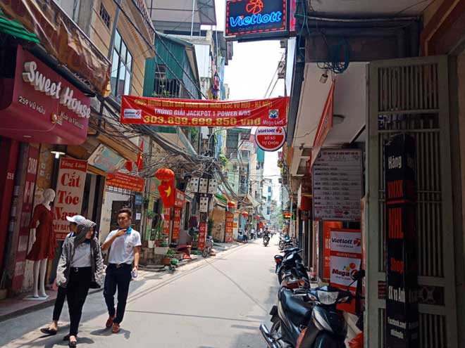 Nườm nượp đến mua vé cầu may tại đại lí Vietlott bán vé trúng gần 304 tỉ đồng - 6