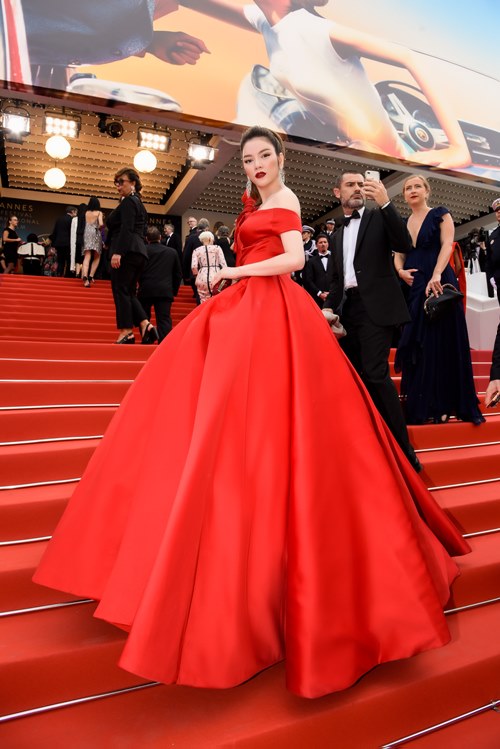 10 bộ đầm biến Lý Nhã Kỳ thành bà hoàng ở Cannes - 2