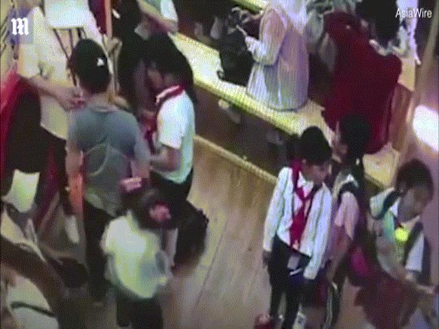 Bạn trẻ - Cuộc sống - Phẫn nộ bà bầu tung cước đánh bé gái 9 tuổi để tranh chỗ xếp hàng