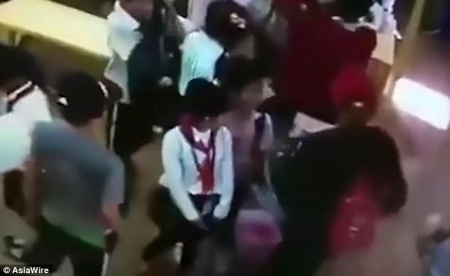 Phẫn nộ bà bầu tung cước đánh bé gái 9 tuổi để tranh chỗ xếp hàng - 2