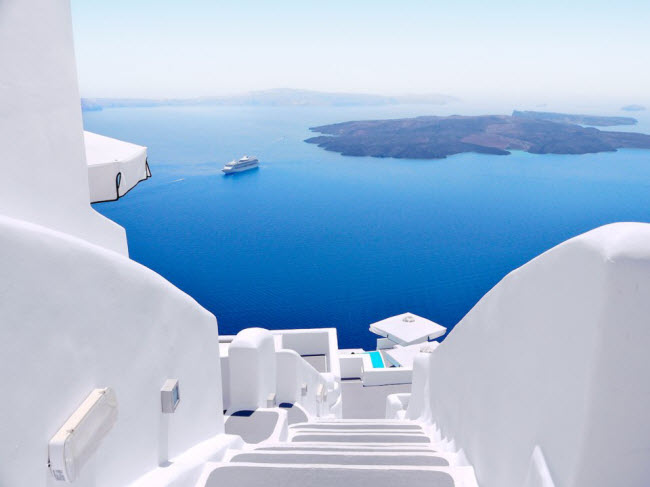 Tàu du lịch di chuyển gần hòn đảo Santorini, Hi Lạp.