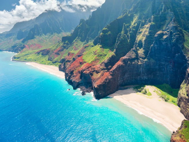 Song biển đánh vào dãy&nbsp;núi hùng vĩ trên đảo Kauai, Hawaii.