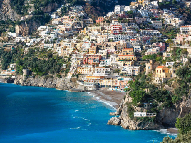Những ngôi nhà cổ kính nằm cạnh bãi biển tuyệt đẹp tại Positano, Italia.
