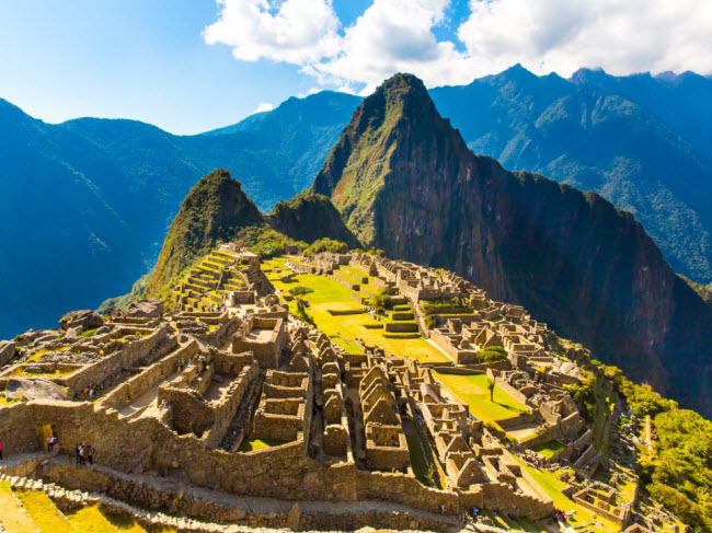 Ánh nắng ban mai rực rỡ trên đỉnh Machu Picchu ở Peru.