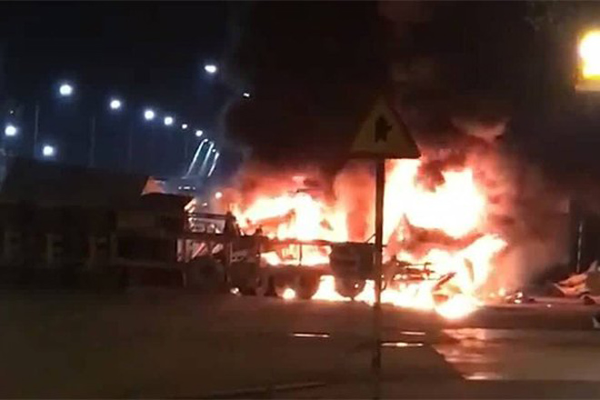 2 container bốc cháy sau va chạm, cặp vợ chồng chết kẹt trong xe - 1