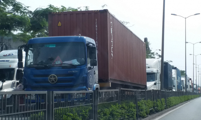 2 container bốc cháy sau va chạm, cặp vợ chồng chết kẹt trong xe - 3