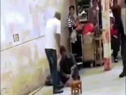 Thế giới - Thanh niên da màu đánh người ăn xin TQ, bị nhận cước đau đớn