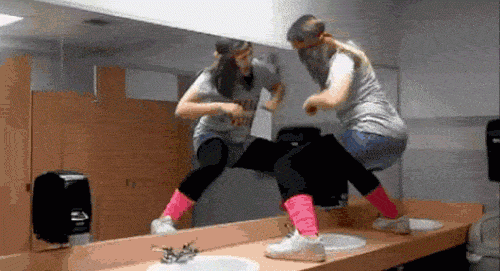 Cái kết siêu thốn cho cô nàng trốn bạn trai vào nhà WC "quẩy" - 7