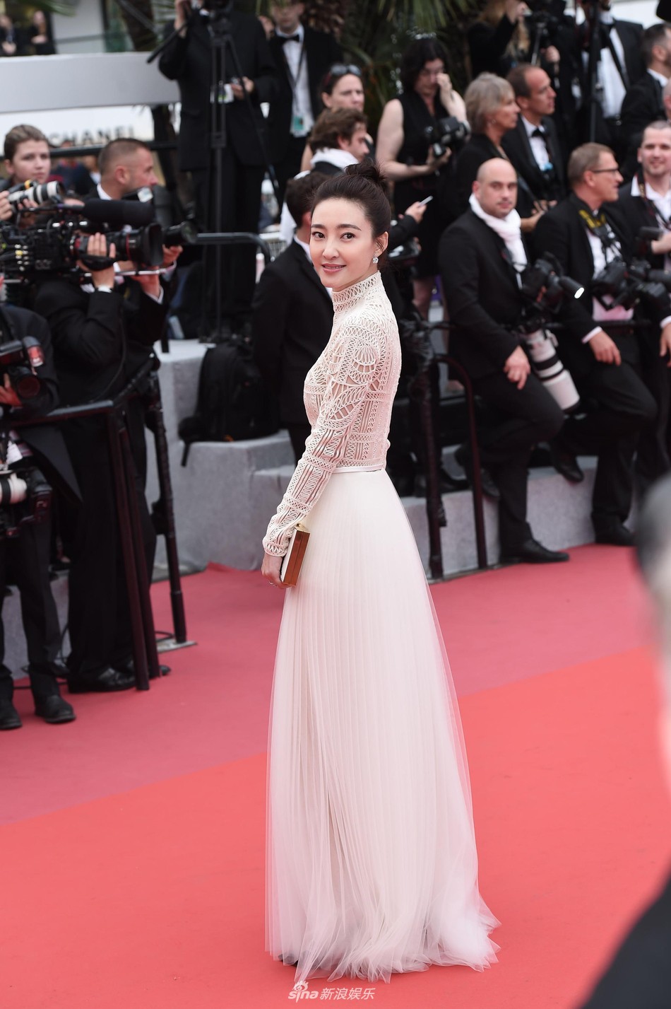 Tình cũ ngực lép của G-Dragon lu mờ trước ca sĩ vô danh tạo dáng lố, khoe ngực khủng - 8