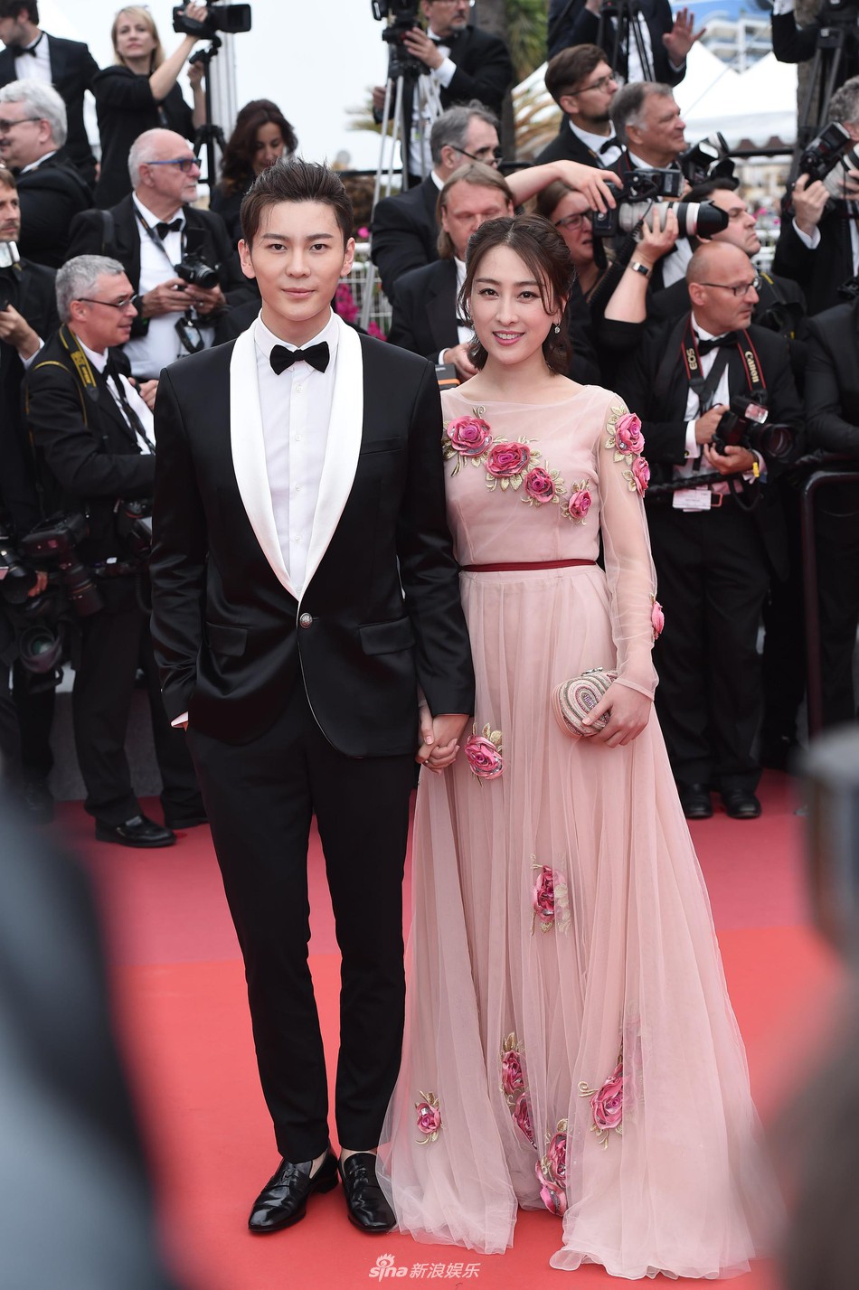 Tình cũ ngực lép của G-Dragon lu mờ trước ca sĩ vô danh tạo dáng lố, khoe ngực khủng - 9