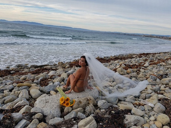 Khi chụp ảnh cưới năm 2016, cô trở thành cô dâu bạo gan dám mặc bikini chụp hình.
