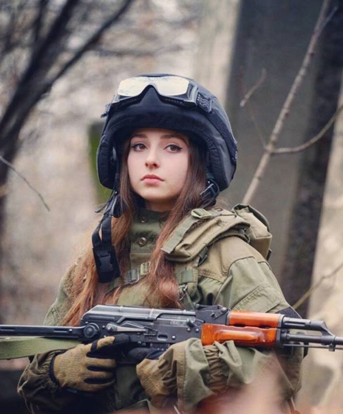 Mãn nhãn với quân phục vừa như in của nữ quân nhân Nga - 1