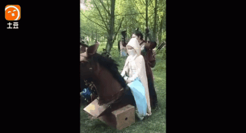 Thực tế phì cười của những màn cưỡi ngựa hoành tráng - 6