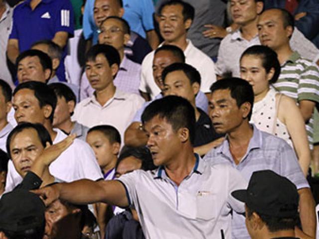 CĐV nhà bầu Đức "quây" quân bầu Hiển, đòi CLB Hà Nội xin lỗi