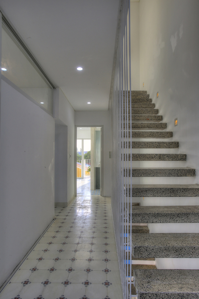 Ngôi nhà được thiết kế theo khái niệm kiến trúc hiện đại với cầu thang cách điệu được làm bằng đá gralito đơn giản…