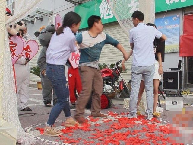 Bạn trẻ - Cuộc sống - Màn cầu hôn lãng mạn nhận cái kết đắng vì anh trai bạn gái xuất hiện