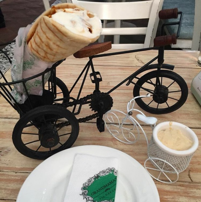 Ồ, một chiếc xe đạp chở kem quá độc đáo.