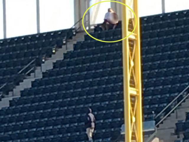 Thể thao - Mừng chiến thắng bằng "chuyện ấy": Đôi tình nhân "sáng" nhất sân vận động