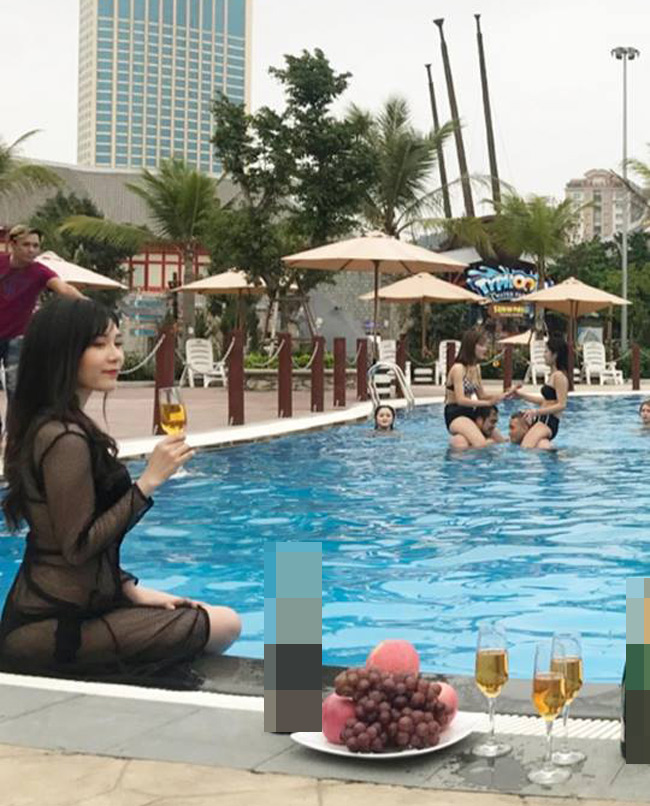 Bộ bikini có áo khoác ngoài bằng ren xuyên thấu tăng thêm độ nóng bỏng cho Thanh Bi.