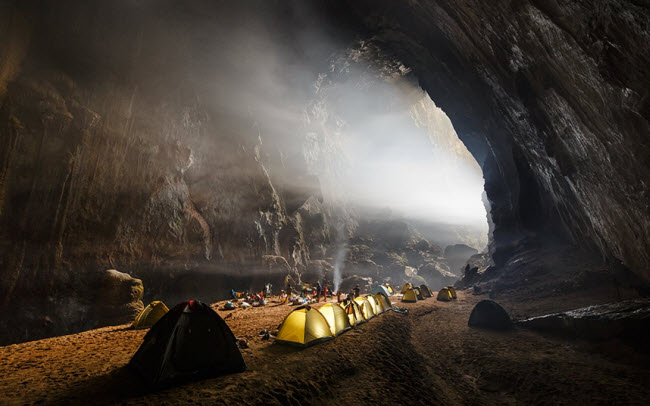1. Hang Sơn Đoòng: Đây là hang động tự nhiên lớn nhất thế giới. Nó nằm trong quần thể hang động Phong Nha-Kẻ Bàng ở tỉnh Quảng Bình.